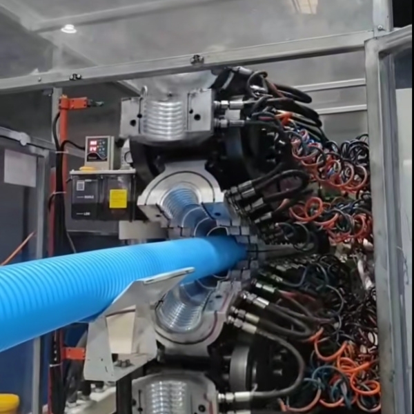 Klíčové vlastnosti vysoce kvalitních strojů na výrobu elektrických PVC trubek