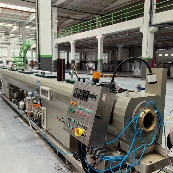 Découvrez les avantages de l’utilisation de machines d’extrusion de tubes pour la production à haut volume.