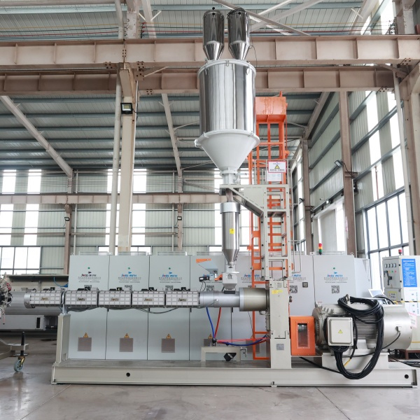 Plongez dans la technologie innovante derrière les machines d'extrusion de tubes modernes.
