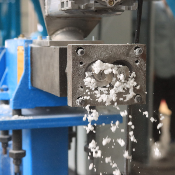 Přeměna plastových lahví na nové produkty pomocí technologie extruze