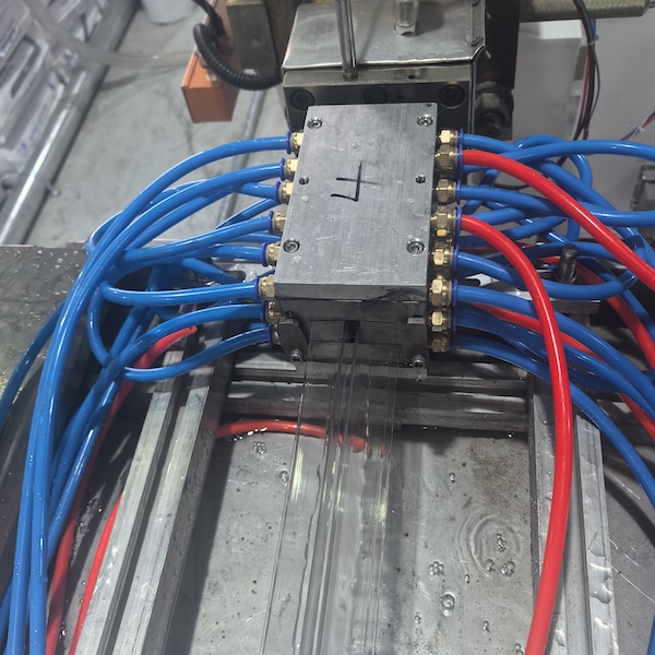 Rozšíření designových možností díky přizpůsobitelné extruzi polykarbonátových profilů