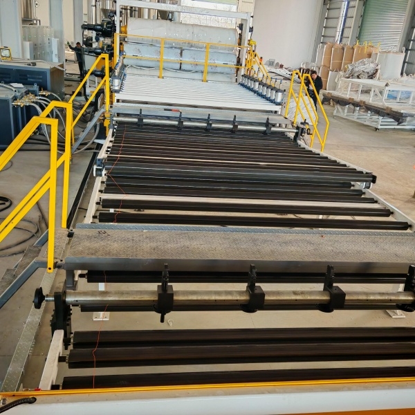 Jak vyhodnotit kvalitu PVC desek vyrobených extruzními stroji