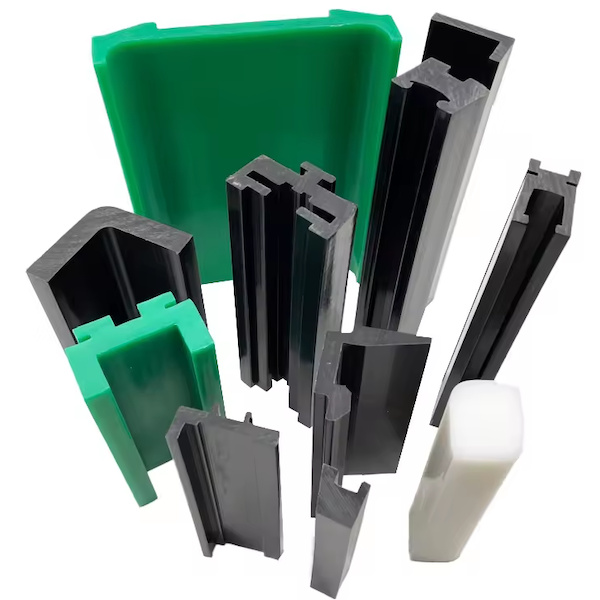 Uživatelsky přívětivý design našeho extruzního stroje na okenní profily z uPVC usnadňuje jeho obsluhu, intuitivní ovládání a automatizované funkce.