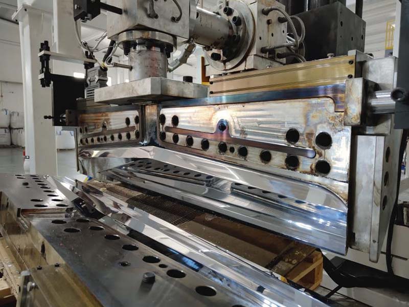 Tehnologie cu matriță plată și bloc de alimentare pentru extrudarea tablelor multistrat